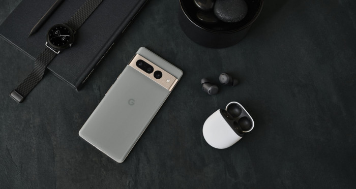 Auch das Pixel 7 Pro hat einen verglichen mit der Pixel-6-Reihe etwas dezenteren Kamerabalken. (Bild: Google)